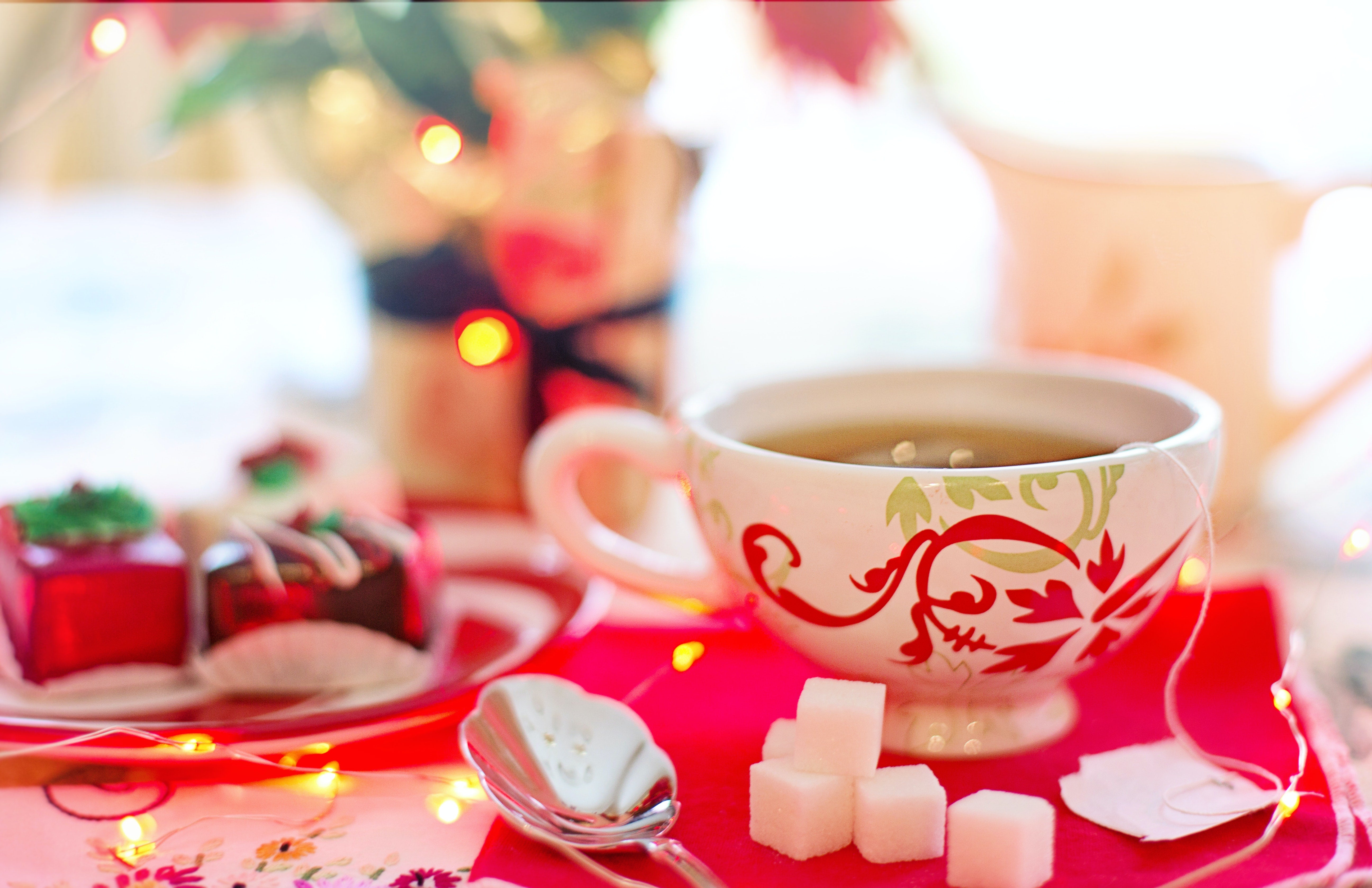 10 EASY STEPS TO HOSTING A CHRISTMAS TEA WITH FRIENDS AND FAMILY
